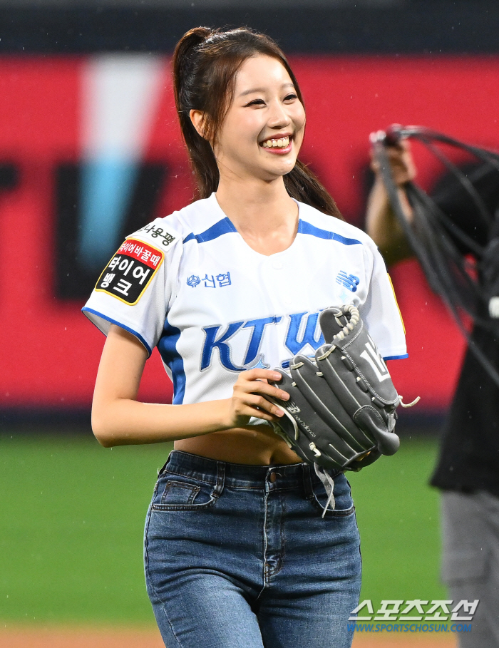 'No game or rain cancellation? The water bomb that poured out as soon as the first pitch was over. The forecast for 630 p.m. against KT-SSG, which was washed away by heavy rain, was right. 