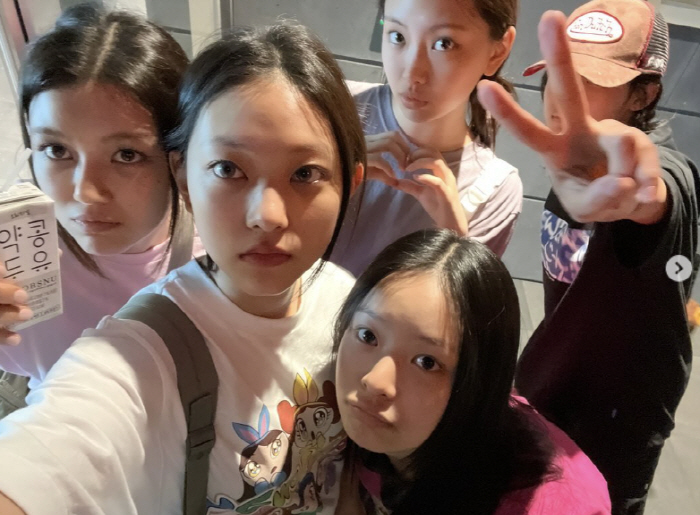  The world where Min Hee-jin and New Jeans live, a bare face party for the 2nd anniversary even during the lawsuit