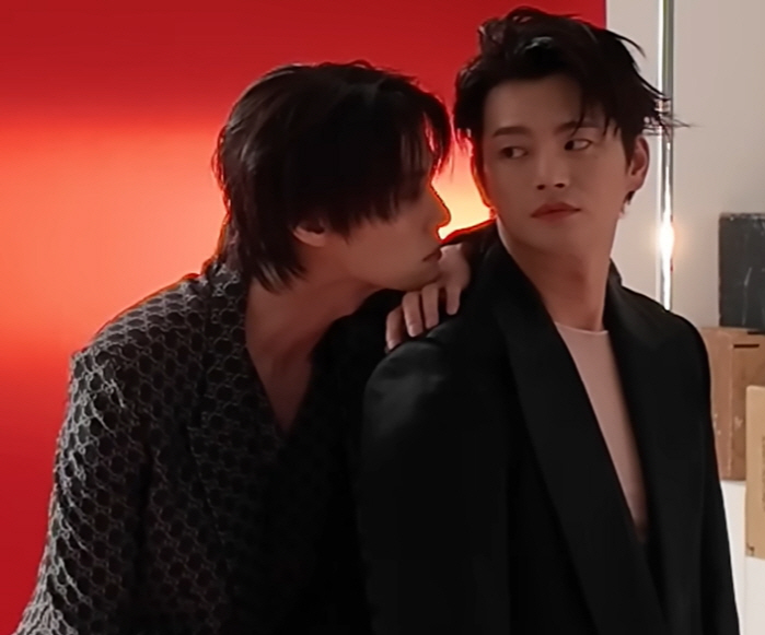 'Back hugs → skinship' Ahn Jae-hyun and Seo In-guk in pink 'That's why World Gay '(Ahn Jae-hyun) 