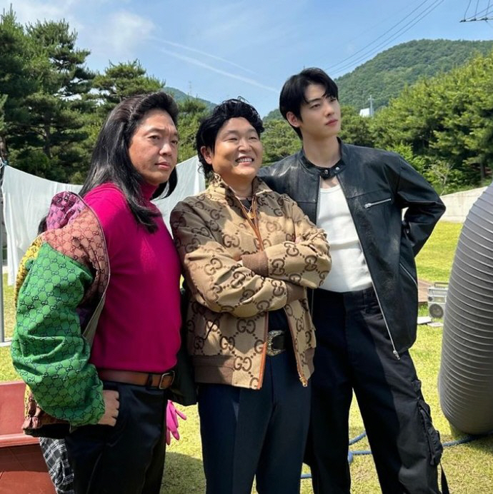 Cha Eun-Woo came to see Psy's performance that was interrupted by heavy rain. 'Come back when you do it again.'