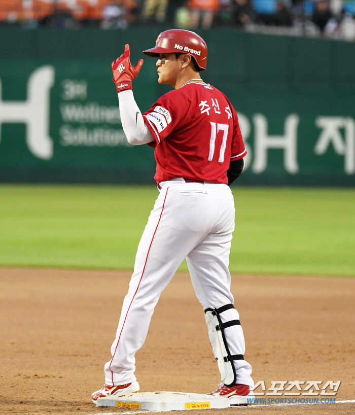 Choo Shin-soo '42 years old, 11 days' Choo Shin-soo set a new record for the oldest hitter in Korean baseball history → Double on the right wing! Super★ that shines especially on milestones. 