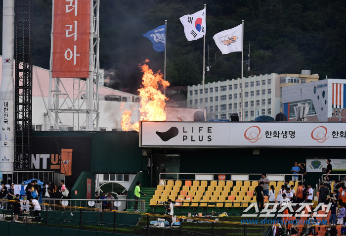 'It's a fire' The thick smoke covering Eagles Park starts a five-minute delay due to the fire against Hanwha and Samsung, what's going on at the ballpark