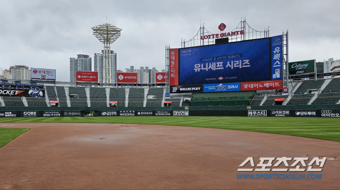 The mud floor at Sajik Stadium in a 160mm downpour overnight. LG-Lotte match canceled due to ground conditions 