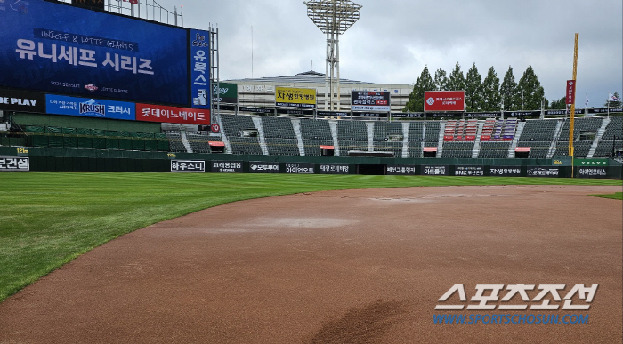 The mud floor at Sajik Stadium in a 160mm downpour overnight. LG-Lotte match canceled due to ground conditions 