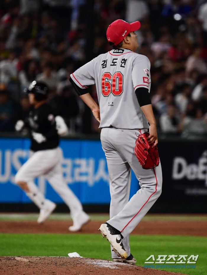 '5 innings of self-imposed win' Is that the pitcher?  'Ball ball ball ball ball' 'Shocking throw with 73 pitches and 6 runs in 1.1 innings 