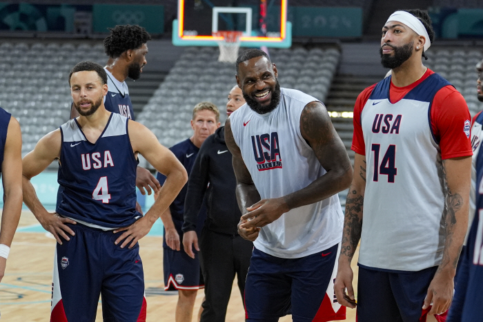 American Dream Team's starting change. Curry  LeBron  Zuru and AD and Ant-Man. Why Edwards, not Durant?