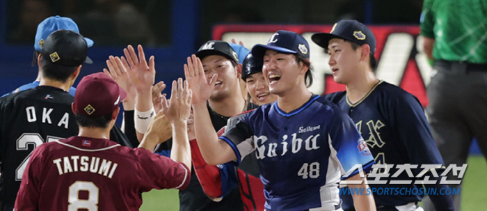 Angry hitters played a cartoonish baseball game, setting a new record of 44 hits-26 points in one All-Star Game, two hits five times each, and a grand slam for the first time in 57 years 