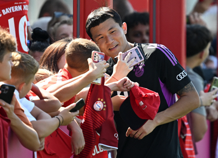 'Bayern Munich Captain' Kim Minjae appears...First captain's armband after transfer, 14-1 win in friendly match '45 minutes → no runs'