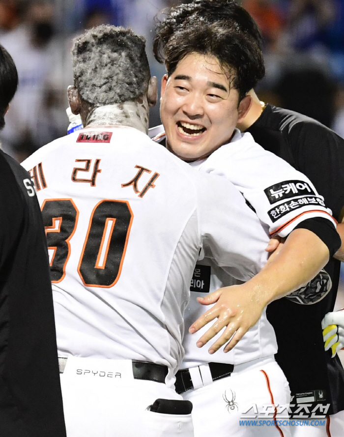 Hanwha baseball is 'Starting from the 8th inning', as the fans wished, the tie and reversal after two outs, and a thrilling victory 