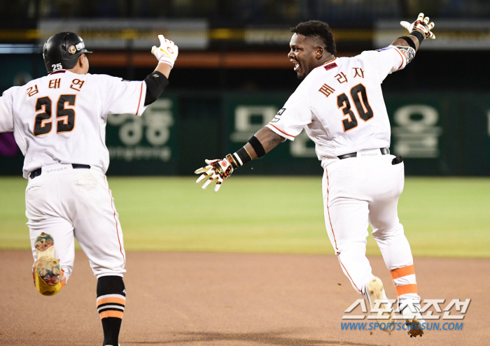 Hanwha baseball is 'Starting from the 8th inning', as the fans wished, the tie and reversal after two outs, and a thrilling victory 