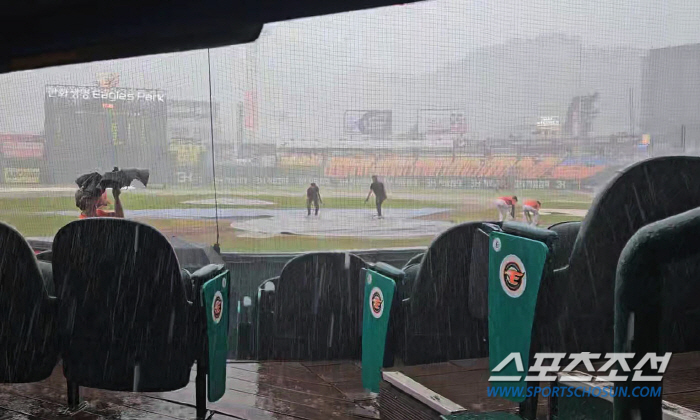 Hanwha-Samsung 'Cancellation of Recurring Rainstorms' due to sudden rain 1 hour before the start of the Eagles Park game...