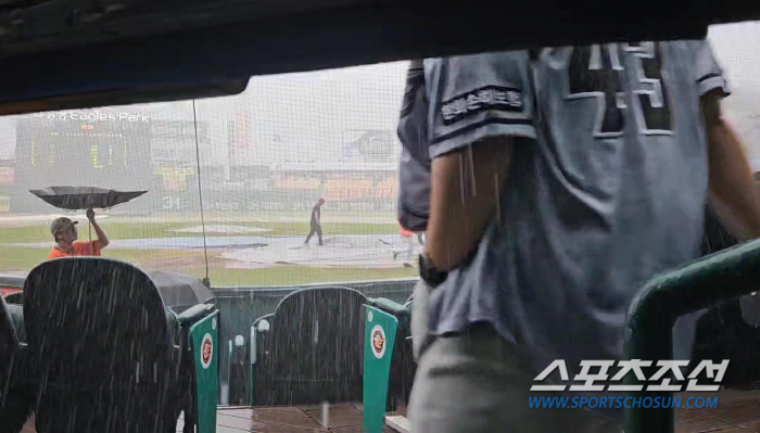 Hanwha-Samsung 'Cancellation of Recurring Rainstorms' due to sudden rain 1 hour before the start of the Eagles Park game...