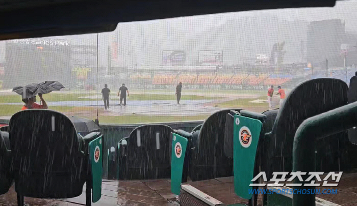 Hanwha-Samsung 'Cancellation of Recurring Rainstorms' due to sudden rain 1 hour before the start of the Eagles Park game...