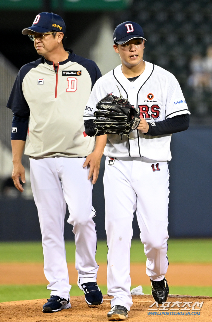 Hold the 2 outs and 'Ballnet-Ballnet-Ballnet'Are you still nervous about the audience? He couldn't laugh even at 150km, allowing two runs in four ⅔ innings 'Doosan's first win failed'