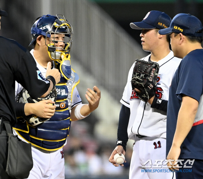 Hold the 2 outs and 'Ballnet-Ballnet-Ballnet'Are you still nervous about the audience? He couldn't laugh even at 150km, allowing two runs in four ⅔ innings 'Doosan's first win failed'