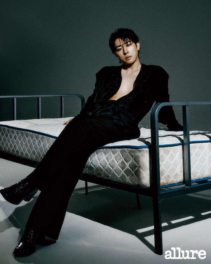 Son Ho-joon's Stunning Pictorial Ahead of 'Angels in America'