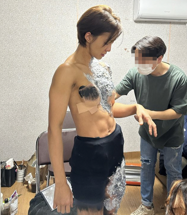 Lee Siyoung without a top. 'Six-pack abs' is clear..Even Kim Jong-guk will admit, ''Angry Muscle Body''