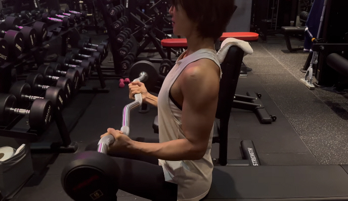 Lee Siyoung without a top. 'Six-pack abs' is clear..Even Kim Jong-guk will admit, ''Angry Muscle Body''