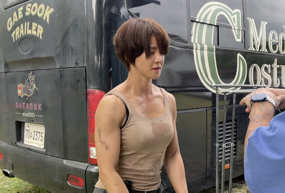 Lee Siyoung without a top. 'Six-pack abs' is clear..Even Kim Jong-guk will admit, ''Angry Muscle Body''