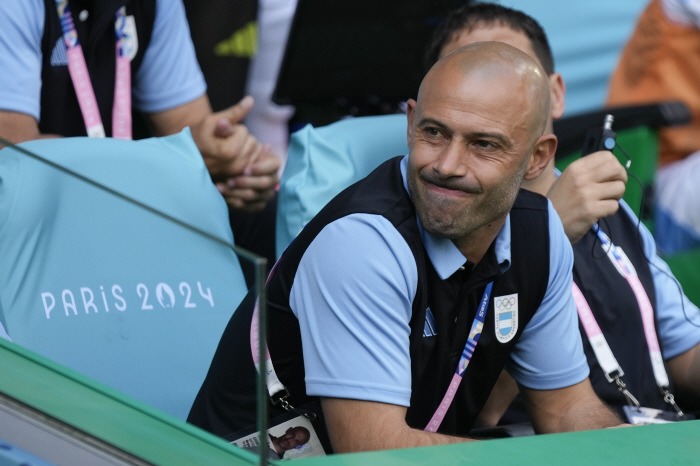 'Neighborhood tournaments don't do this either!' The game delay is a flash of anger from the head coach, Argentine Maserano. 'What's wrong with the Olympics! Disgraceful Circus'