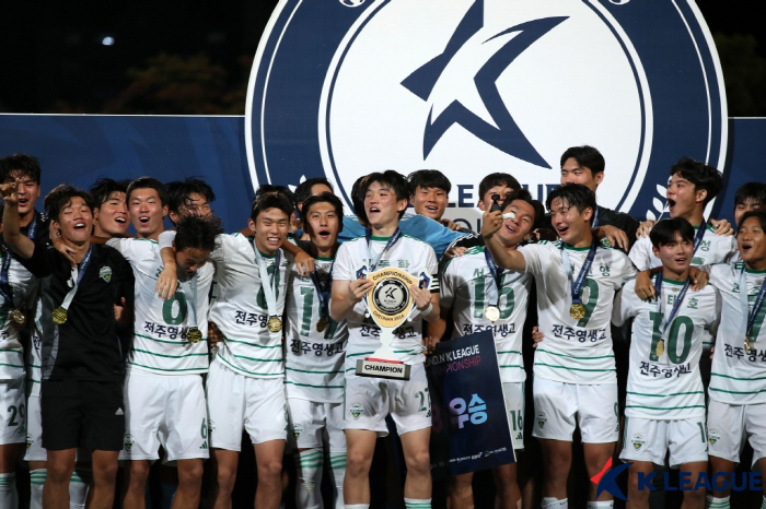 'Youth Triple Crown'Lee Kwang-hyun, Jeonbuk Under-18 Coach,'Jeonbuk A Team will surely rebound'