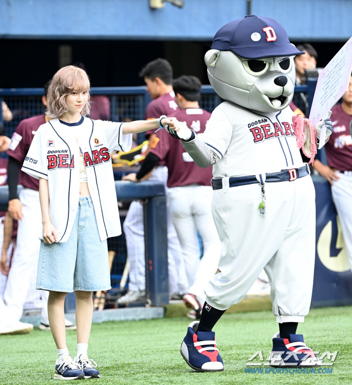  Hold hands of Winter and Cheolwoong on the ground