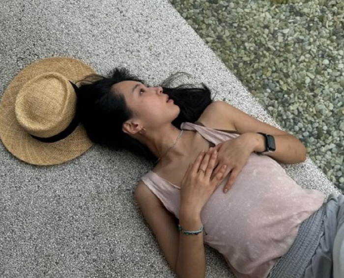  Is Girls' Generation Yuri controversial and fined for lying down on a no-go breakwater?