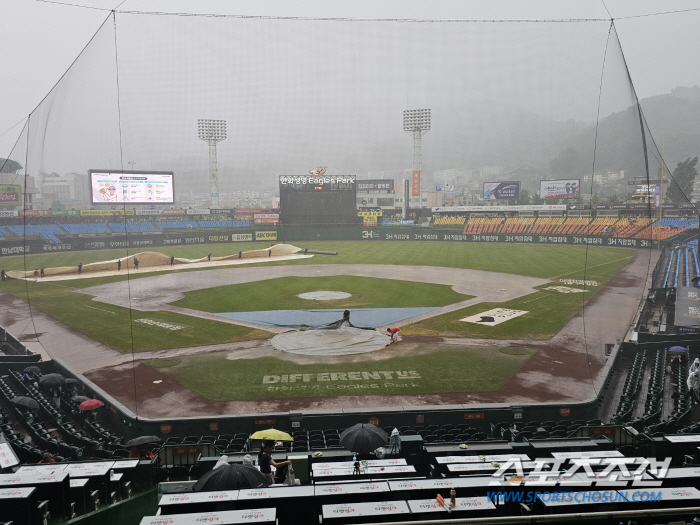 Sudden downpour an hour ago → Ground turned to mud, rain canceled in 20 minutes of Daejeon game 