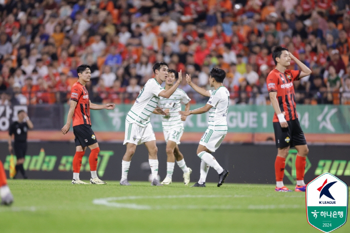 'I am Son Heung-min's successor' Yang Min-hyuk's 8th goal of the season, Bang Kang-won, defeated Jeonbuk 4-2 and became the leader'