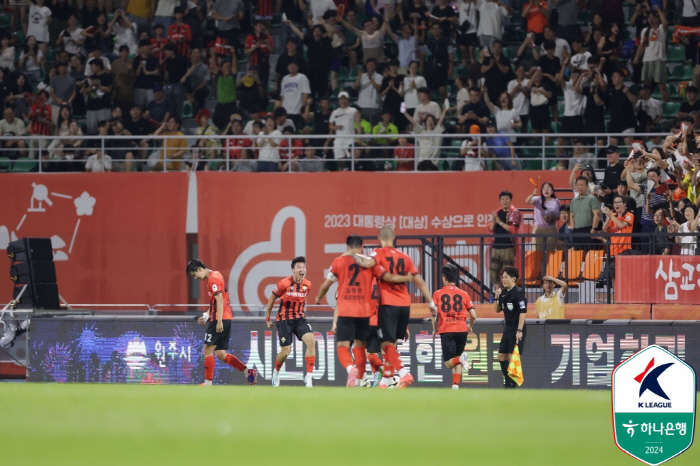 'I am Son Heung-min's successor' Yang Min-hyuk's 8th goal of the season, Bang Kang-won, defeated Jeonbuk 4-2 and became the leader'