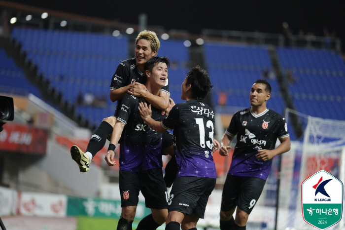 'I am Son Heung-min's successor' Yang Min-hyuk's 8th goal of the season, Bang Kang-won, defeated Jeonbuk 4-2 and became the leader'