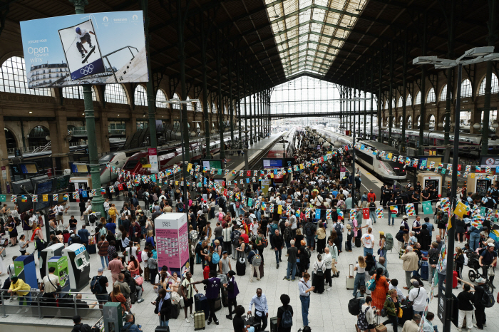  Ahead of the opening ceremony, 英's prime minister's plan was urgently changed due to French rail attacks! by plane instead of train