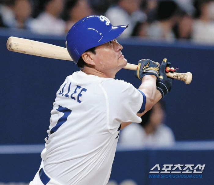 Sun Dong-yeol, a 61-year-old who returned to Chunichi 25 years ago, handled two hitters with seven pitches in the legend match, and Lee Jong-beom 'I was happy' 