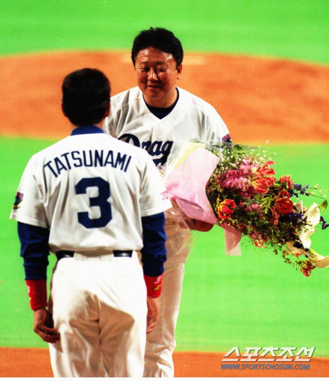 Sun Dong-yeol, a 61-year-old who returned to Chunichi 25 years ago, handled two hitters with seven pitches in the legend match, and Lee Jong-beom 'I was happy' 