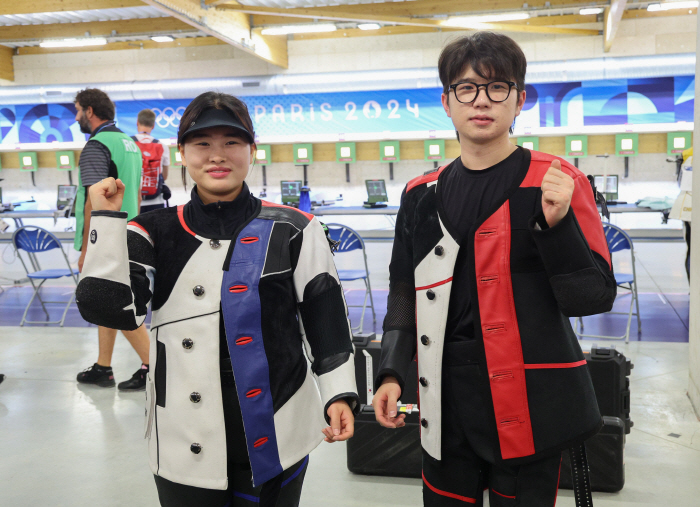 'Awesome Start' Paris' first medal came out! Park HajoonJoo Geumhyu