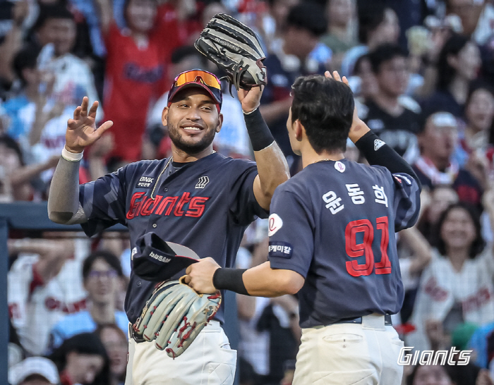 Escape from hell for 5 consecutive years! 'Banz 7 innings of hard pitching → Na Seung-yeop  Son Ho-young 5 RBIs joint venture' Complete the winning formula Lotte caught NC and saved the fall baseball 'Hope' 