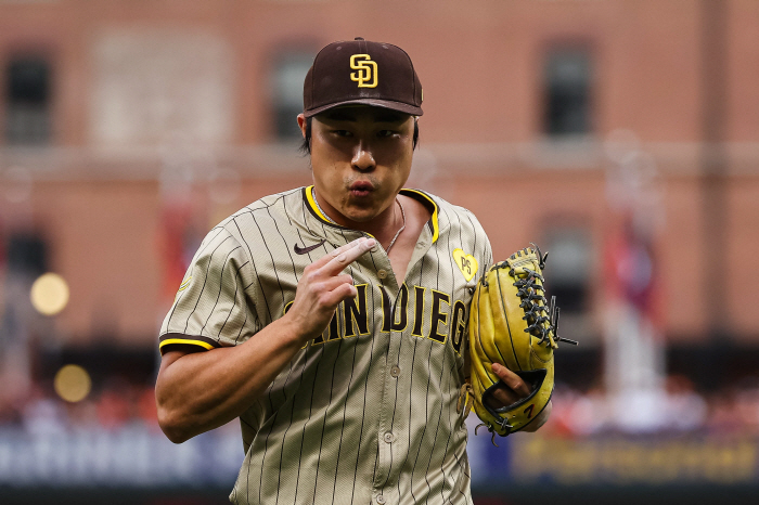 Kim Ha-sung stepped on first base and swung → Coach Silt checked again and went ahead to play, repaying him with multi hits...6 consecutive whistles SD 6-4 BAL