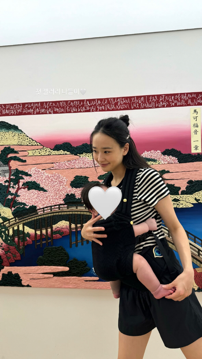 Son Yeon-jae goes out to the gallery while holding her child in her arms