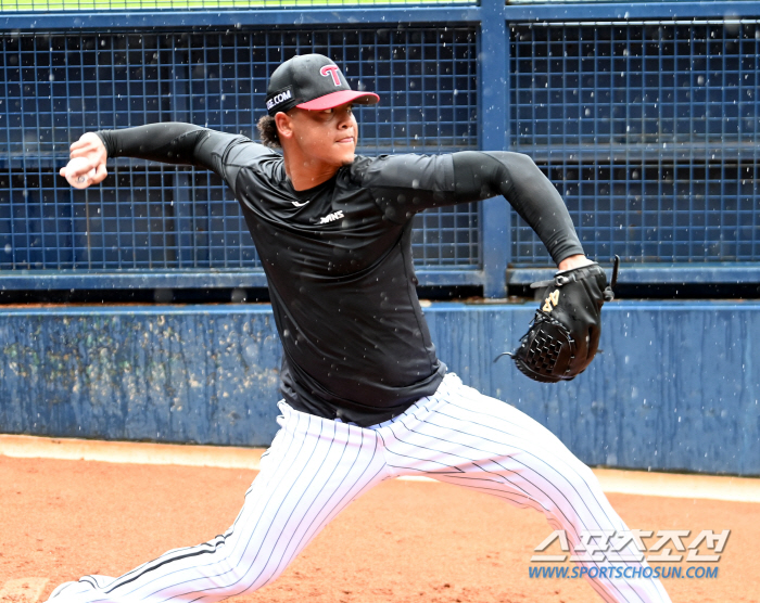 Will you let me forget about the passion explosion in the heavy rain, the bullpen pitching of LG's new foreigner Hernandez?