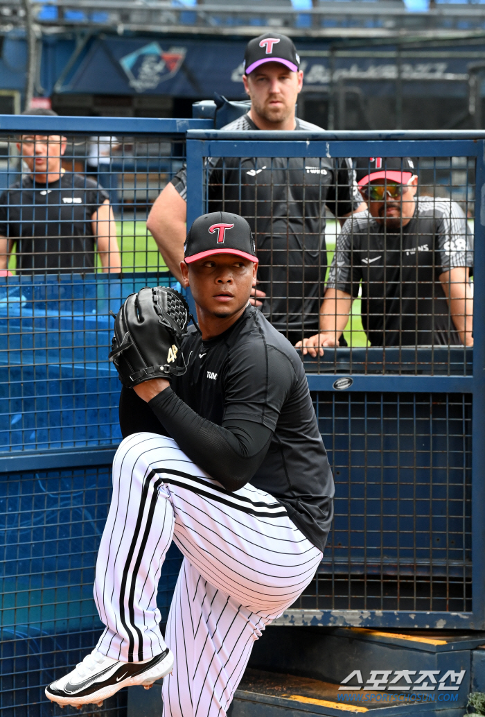 Will you let me forget about the passion explosion in the heavy rain, the bullpen pitching of LG's new foreigner Hernandez?