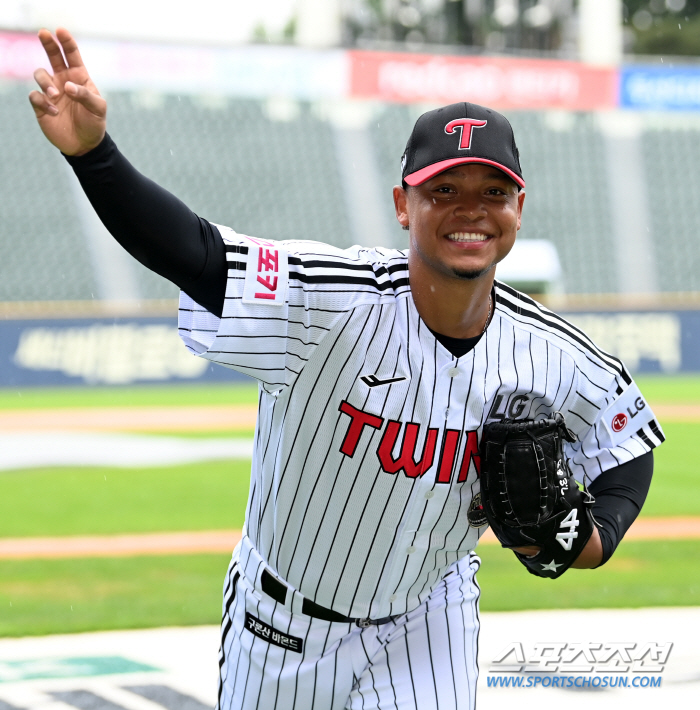 Will you let me forget about the passion explosion in the heavy rain, the bullpen pitching of LG's new foreigner Hernandez?