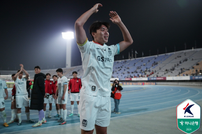 'Hello for a moment' FC Seoul's all-weather FW Kim Shin-jin is going to the E-Land to add strength to the promotion