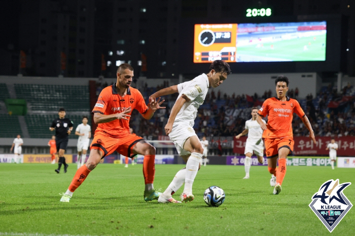 'Hello for a moment' FC Seoul's all-weather FW Kim Shin-jin is going to the E-Land to add strength to the promotion