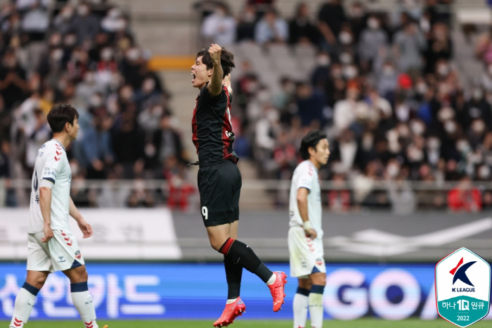 'Hello for a moment' FC Seoul's all-weather FW Kim Shin-jin is going to the E-Land to add strength to the promotion