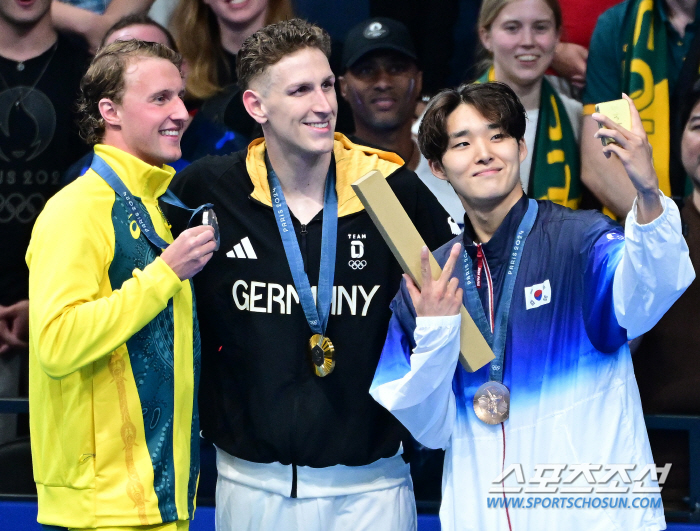 'I changed my phone on my way to Paris' Selfie on the podium 'King'Women's Sense' Patriotism