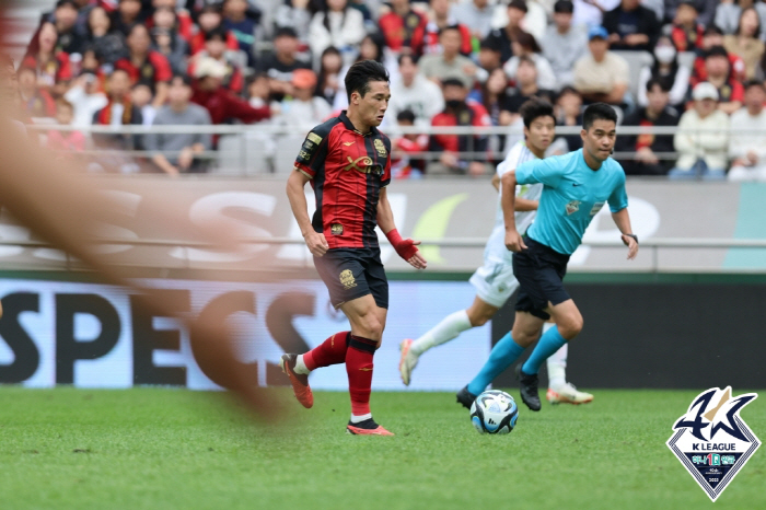 'I'm sending you in tears.' Lee Tae-seok, who said goodbye to Seoul fans'Lee Eul-yong's son'Lee Tae-seok transferred to Pohang in a trade with GK Kang Hyun-moo