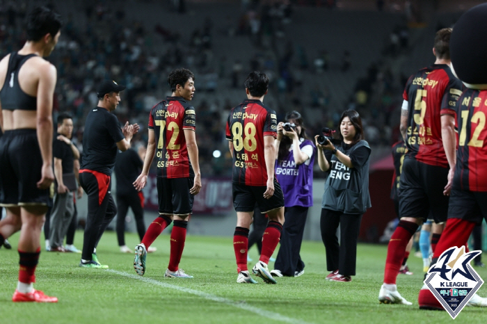 'I'm sending you in tears.' Lee Tae-seok, who said goodbye to Seoul fans'Lee Eul-yong's son'Lee Tae-seok transferred to Pohang in a trade with GK Kang Hyun-moo