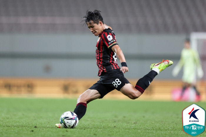 'I'm sending you in tears.' Lee Tae-seok, who said goodbye to Seoul fans'Lee Eul-yong's son'Lee Tae-seok transferred to Pohang in a trade with GK Kang Hyun-moo