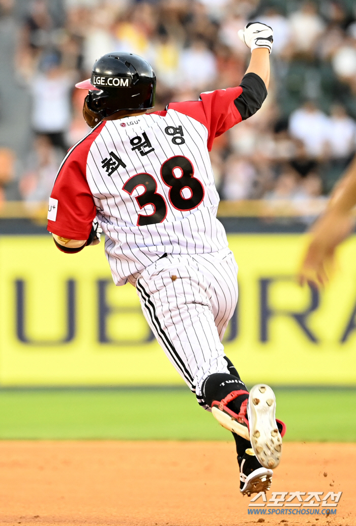 It's a large-scale defense? The first home run went over JamsilLG Choi Won-young Explodes His First Home Run Since Debut