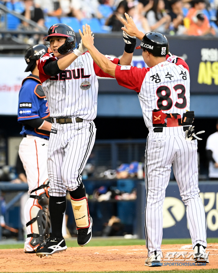 It's a large-scale defense? The first home run went over JamsilLG Choi Won-young Explodes His First Home Run Since Debut